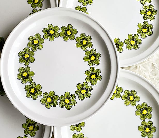 緑の花模様が描かれた白いプレート