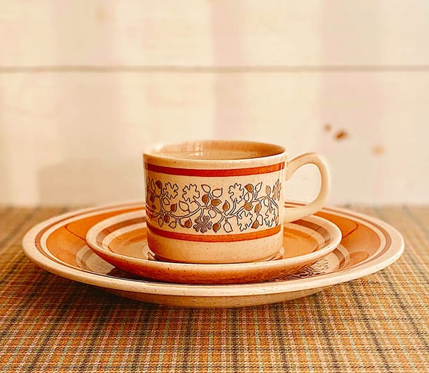 ヴィンテージ風のカップ＆ソーサーセット